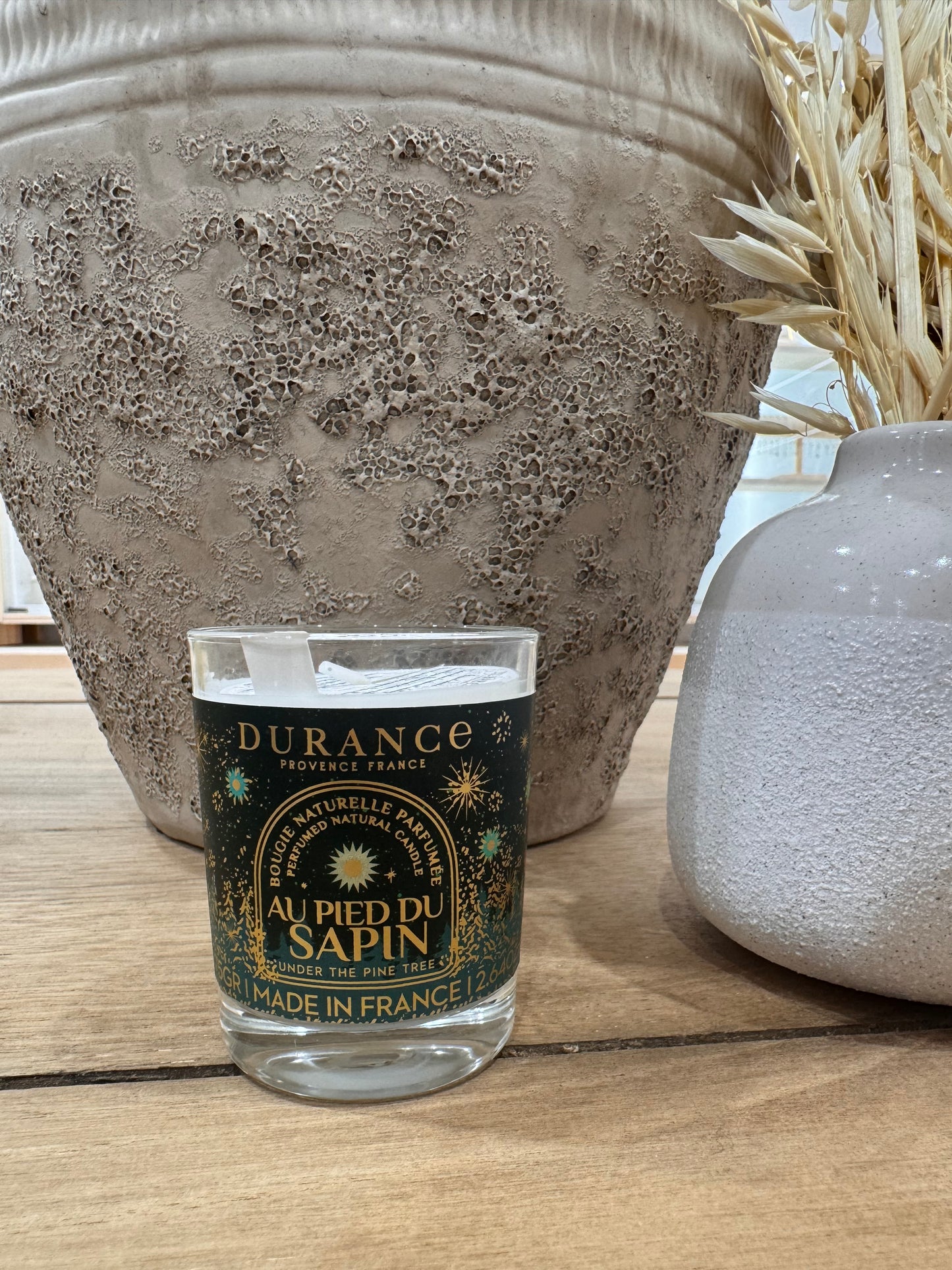 Petite bougie de Noël parfumée au pied du sapin