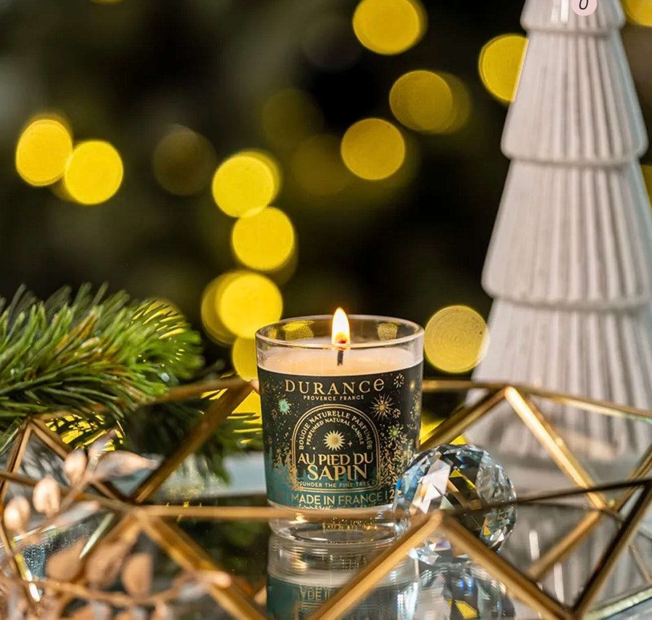 Petite bougie de Noël parfumée au pied du sapin