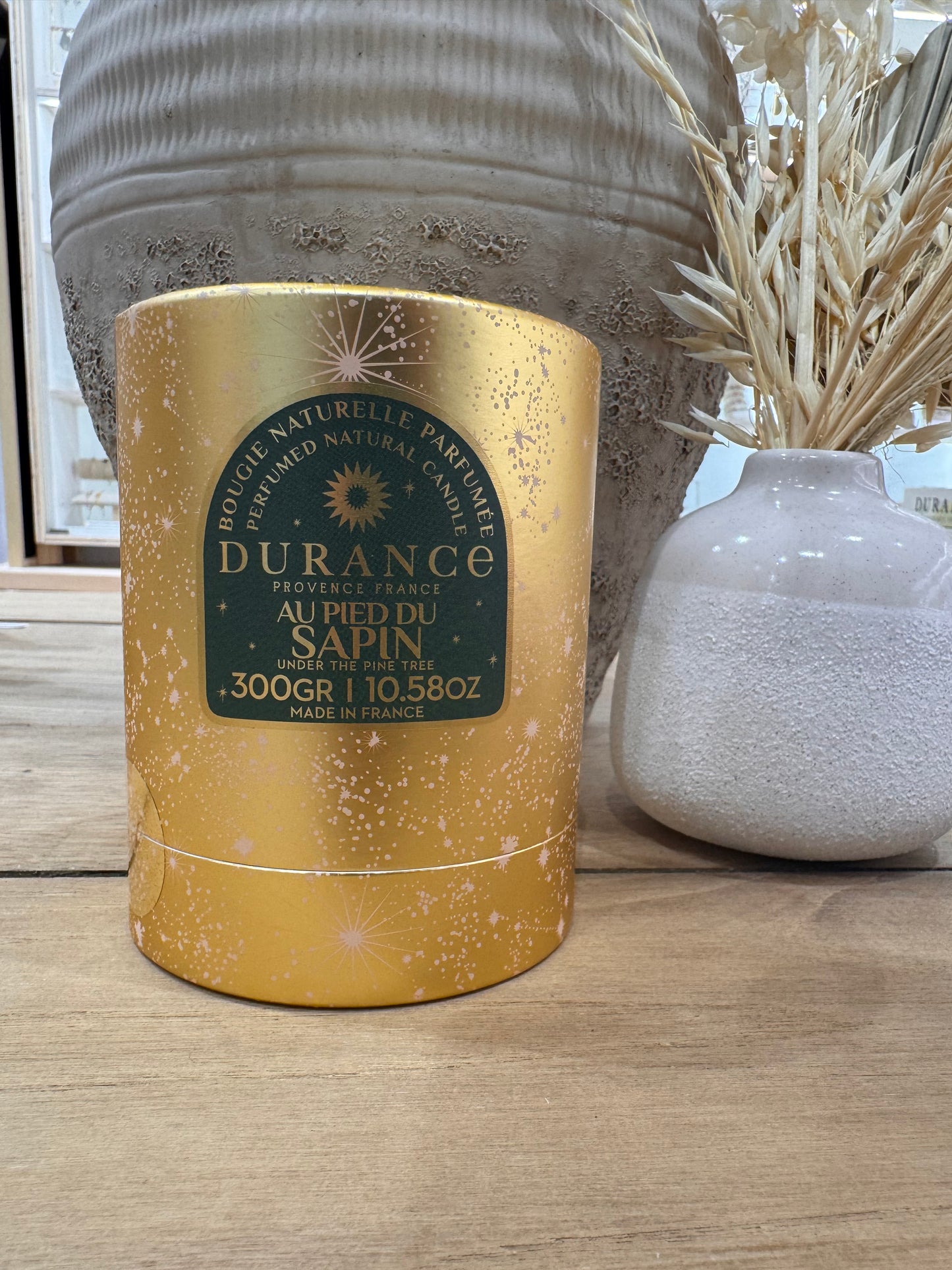 Bougie mèche en bois au pied du sapin